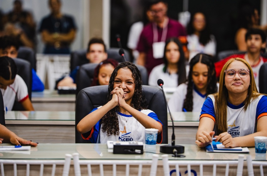 Estudante de escola municipal se destaca em projeto que aproxima jovens do legislativo