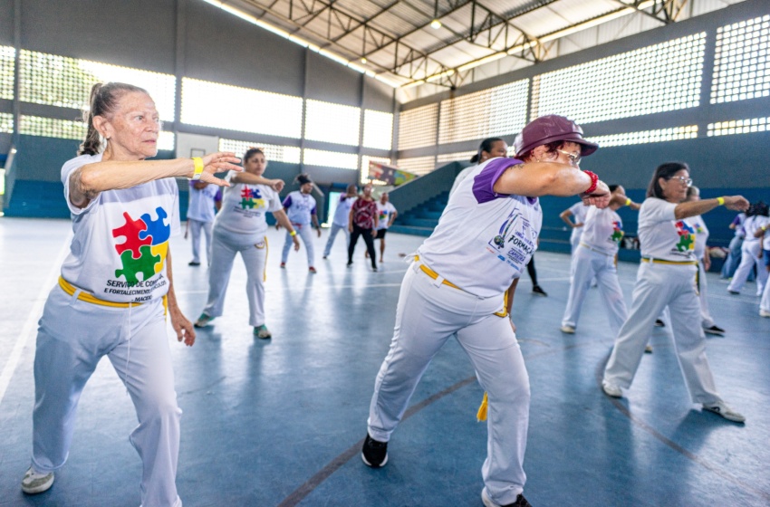 Pessoas idosas do Serviço de Convivência participam de aulão de capoeira