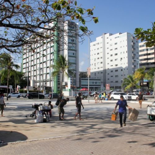Redução de estacionamento da orla amplia segurança para ambulantes e pedestres em Maceió