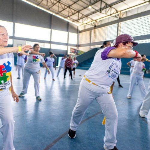 Pessoas idosas do Serviço de Convivência participam de aulão de capoeira