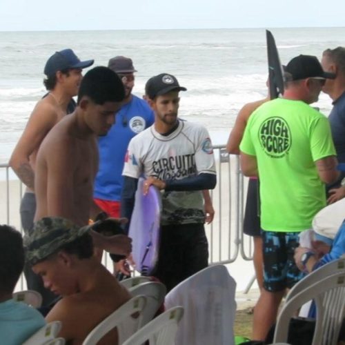 Campeonato Alagoano de Bodyboard reúne atletas e admiradores na Praia do Pontal da Barra