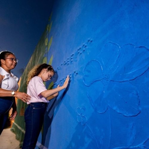 JHC entrega nova praça no Feitosa e cria espaço inclusivo para pessoas com deficiência visual
