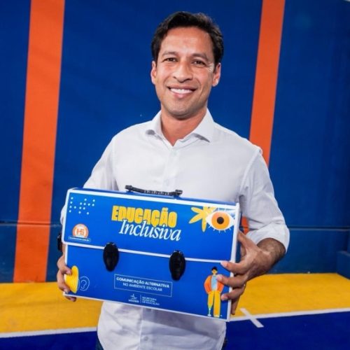 Prefeito Rodrigo Cunha entrega mais de cinco mil kits inéditos para crianças e estudantes atípicos e reforça suporte à educação inclusiva na rede