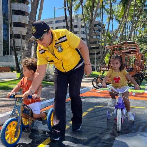 DMTT leva educação de trânsito para a orla marítima de Maceió