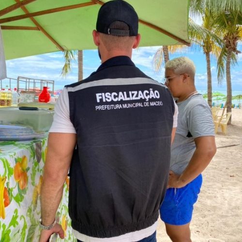 Ação integrada orienta ambulantes na faixa de areia da orla marítima de Maceió