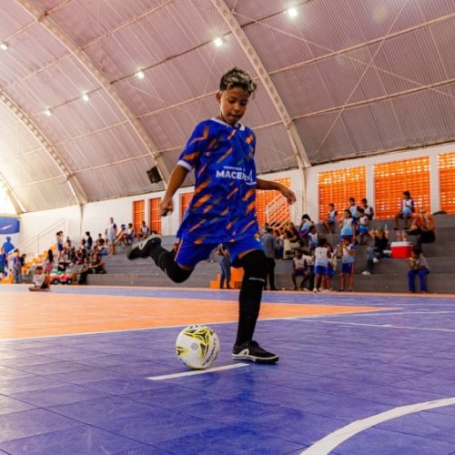 Manhã de esportes e interação, no Gigantão Vila Olímpica, reuniu alunos da rede municipal