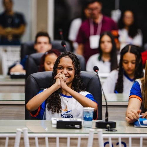 Estudante de escola municipal se destaca em projeto que aproxima jovens do legislativo