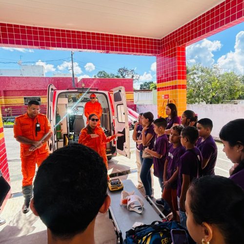 Corpo de Bombeiros recebe visita de estudantes para orientação profissional